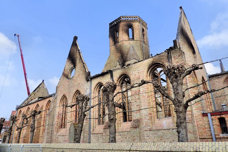 Kerk van Westkapelle, drie dagen na de brand van 26 maart 2013. Laaglander via Wikimedia Commons, CC BY-SA 3.0