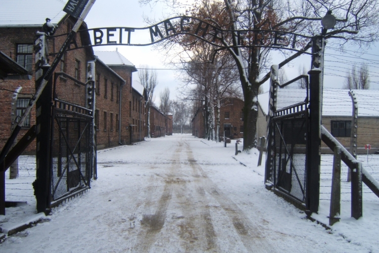 Foto: Ingang Auschwitz I. Logaritmo via Wikimedia Commons, publiek domein.