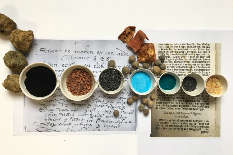 Historische recepten van zwarte kleurstoffen, inkten en verven. Foto: (c) Natalia Ortega Saez en Vincent Cattersel, Universiteit Antwerpen
