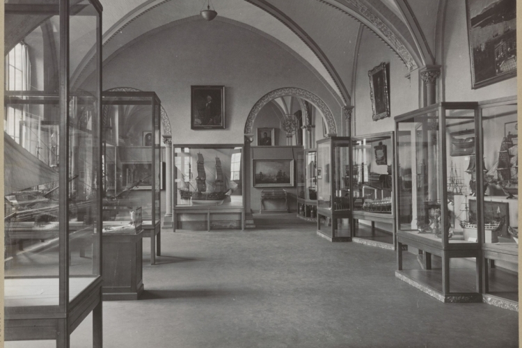 Modellenzaal met schilderijen en scheepsmodellen in vitrinekasten, 1900 - 1949. Rijksmuseum afdeling Beeld via Rijksstudio, publiek domein