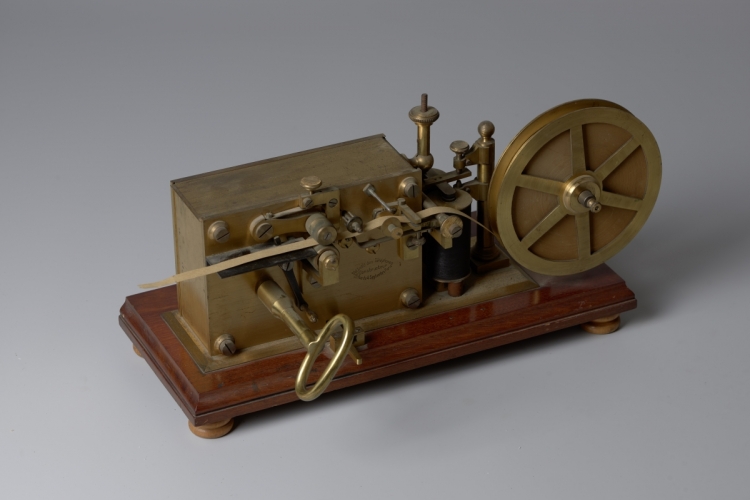 Telegraaf of Morse-telegraaf, inv. nr. ELE00093 via Blendeff.be, CC BY-NC-SA 4.0