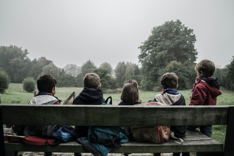 Kinderen op een bankje. Foto: Piron Guillaume via Unsplash