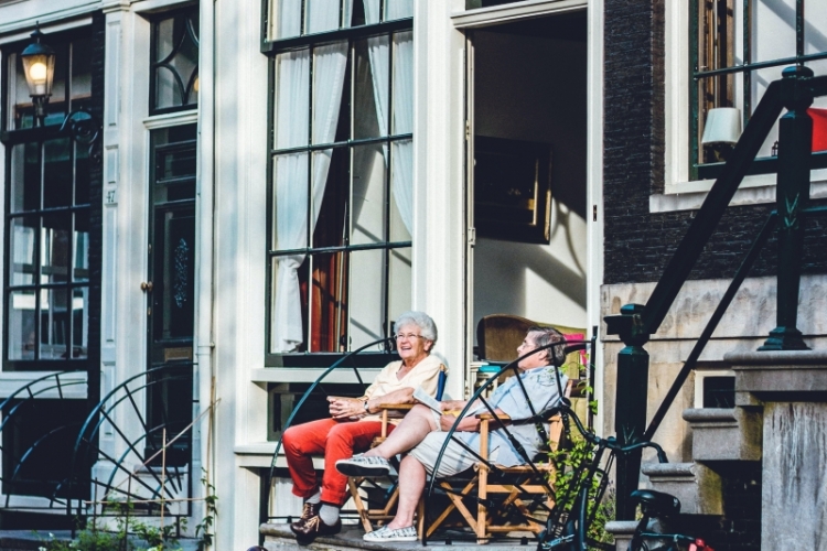 Twee Amsterdamse dames in gesprek. Foto: Laura Thonne via Unsplash