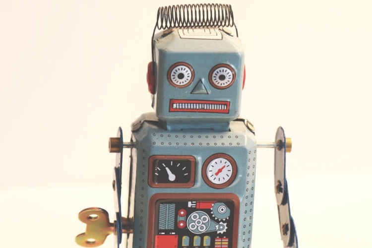 Ouderwetse speelgoedrobot uit blik. Foto: Rock'n Roll Monkey via Unsplash