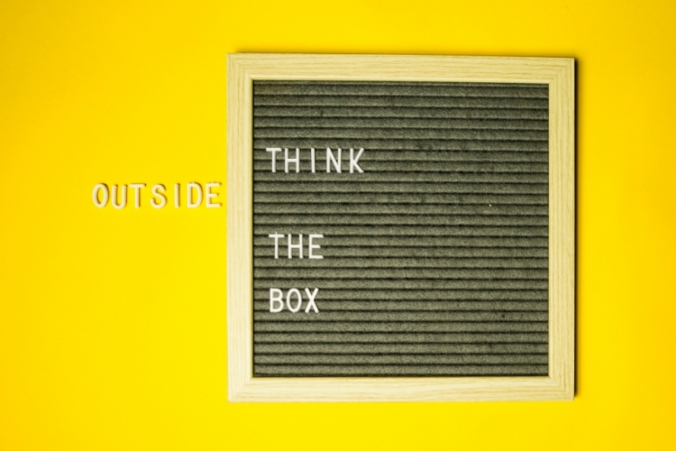 Think outside the box. Foto: Diana Parkhouse via Unsplash